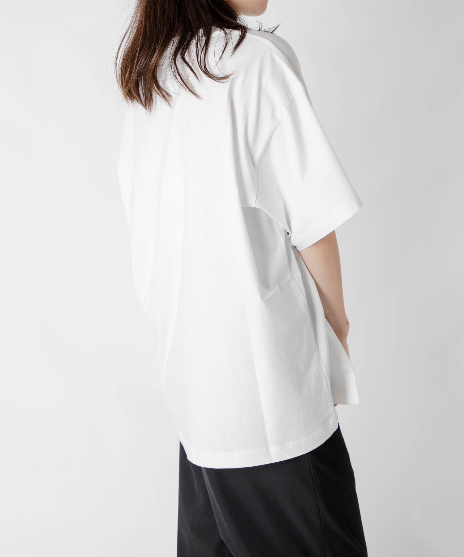 NUMERIC LOGO Tシャツ