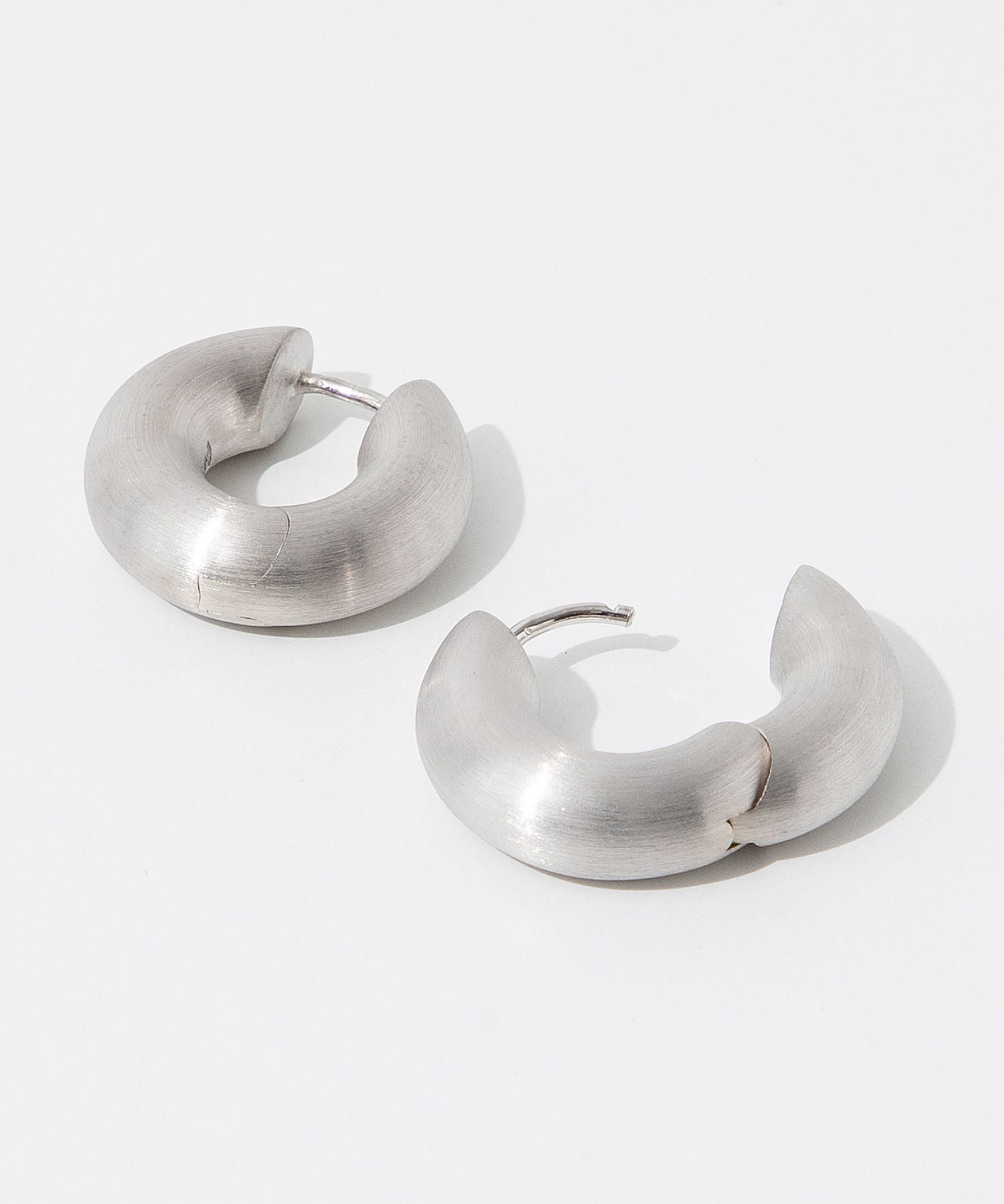 CHUNKY HOOPS SATIN SMALL ピアス