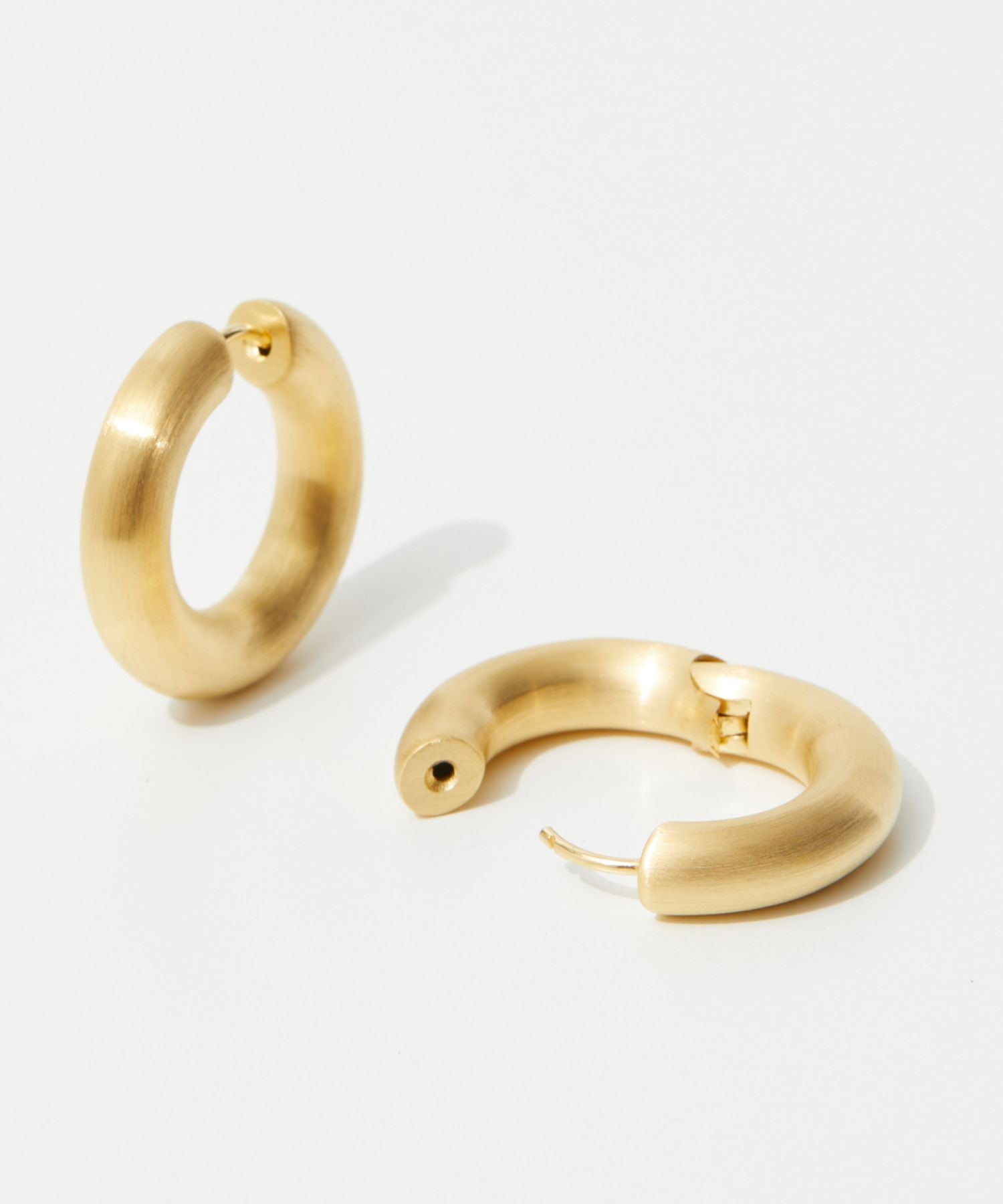 Chunky Hoops Satin Medium Gold ピアス