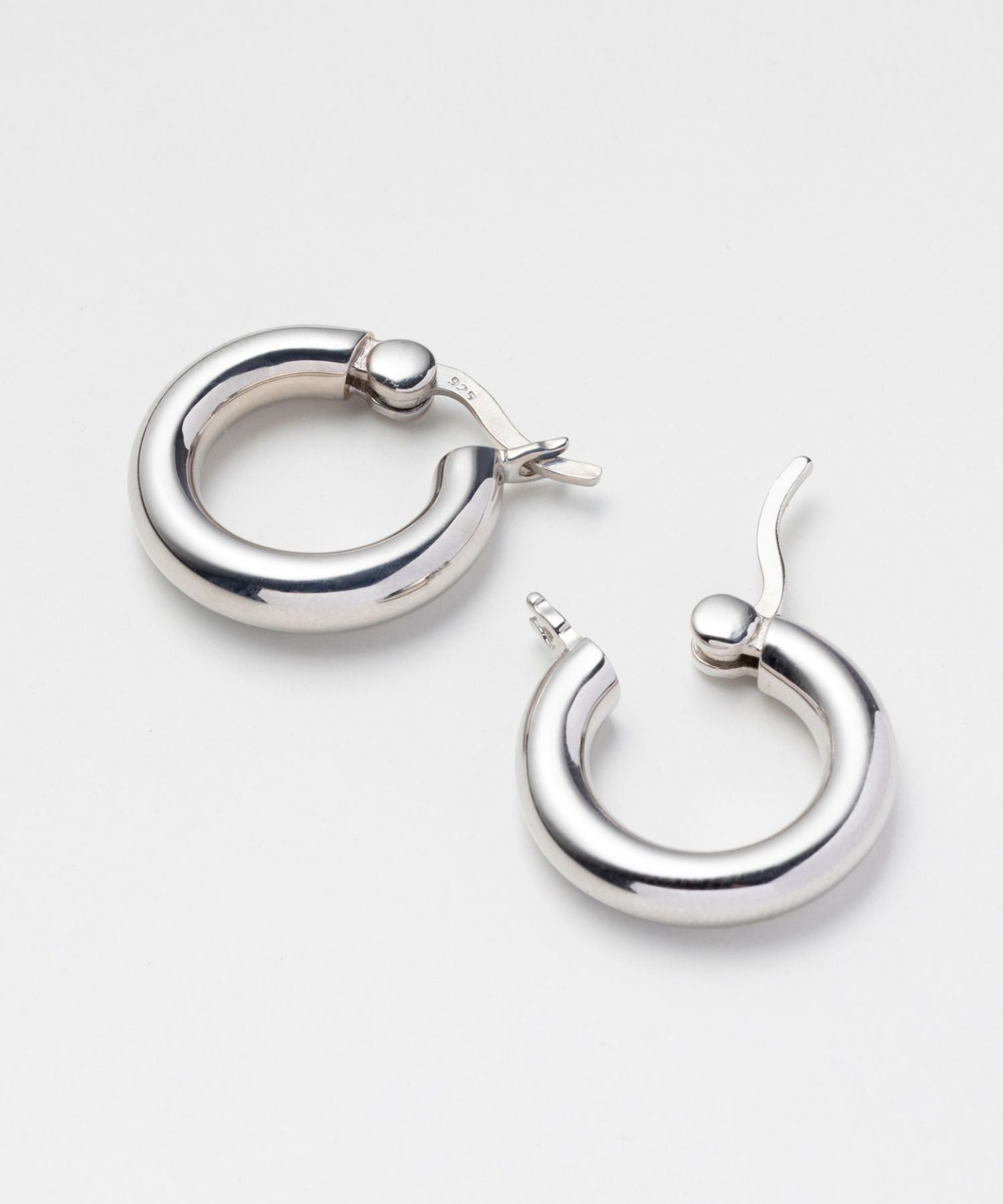 CLASSIC HOOP THICK SMALL EARRINGS 