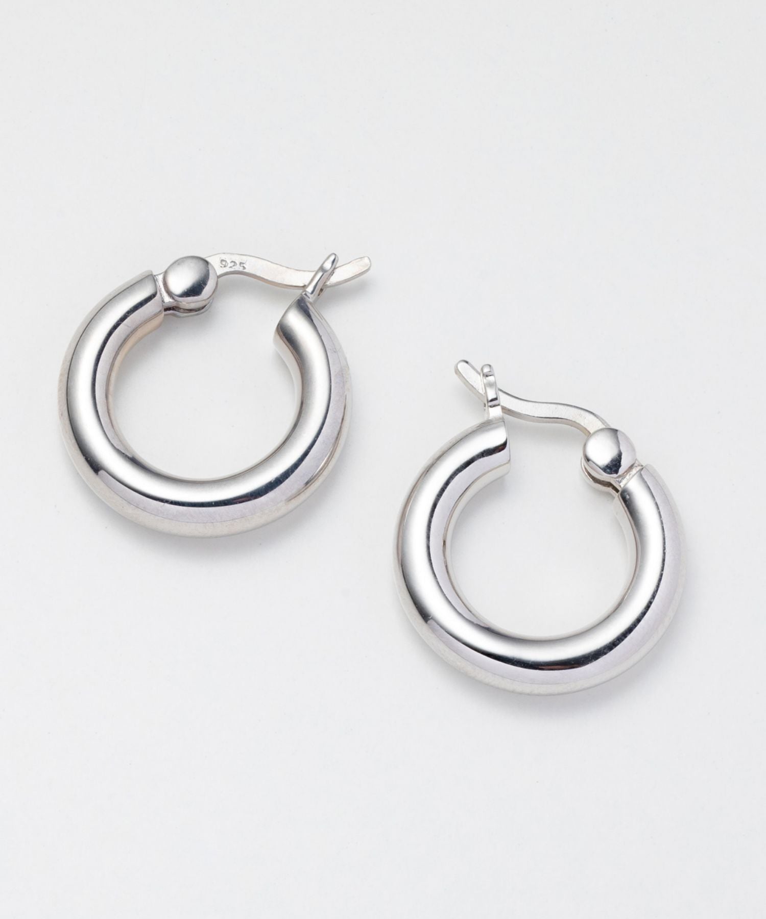 CLASSIC HOOP THICK SMALL EARRINGS 