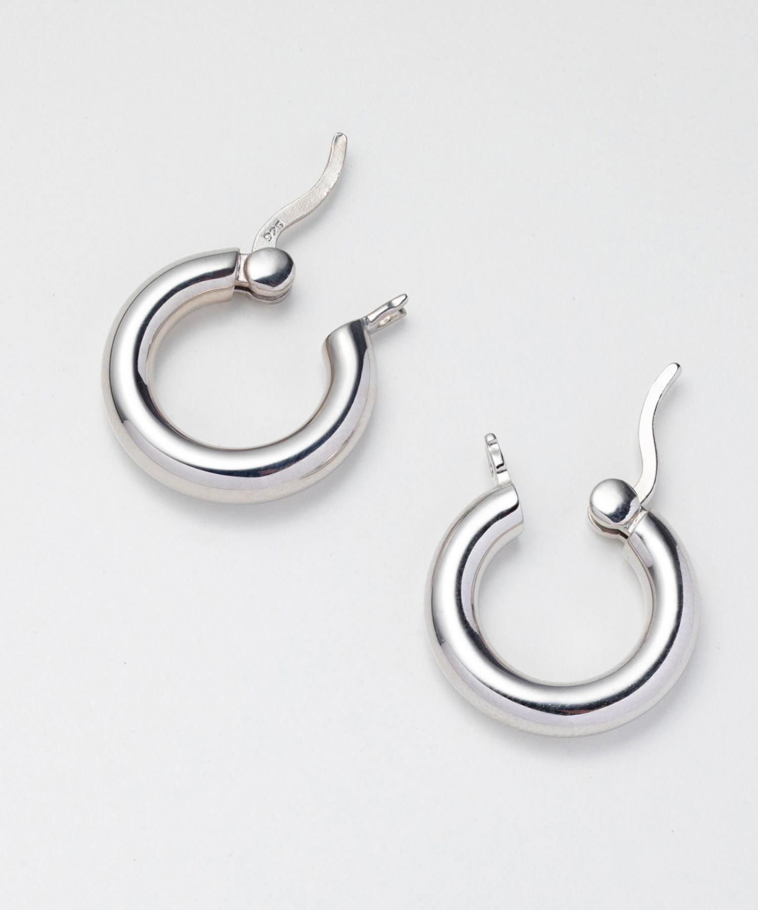 CLASSIC HOOP THICK SMALL EARRINGS 